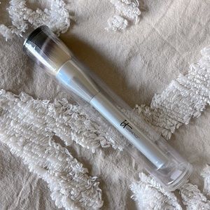 it Cosmetics Angled Buffing Foundation Brush BRAND NEW and sealed